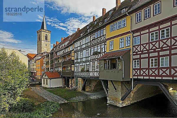 Fachwerkhäuser der Krämerbrücke mit dem Fluss Gera und der Aegidienkirche  Erfurt  Thüringen  Deutschland  Europa