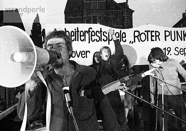 Die Arbeiterfestspiele Roter Punkt  eine Veranstaltung linker Gruppen am 18. 9. 1971 in Hannover  wurde ein Treffen der Gegner der Fahrpreiserhöhungen im oeffentlichen Nahverkehr und Freunden der Musikszene  Deutschland  Europa