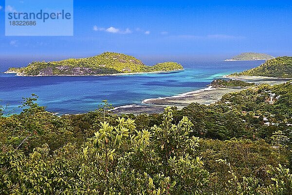 Ausblick auf Strand und Bucht von Port Glaud  Insel Mahe  Westküste  Seychellen  Afrika