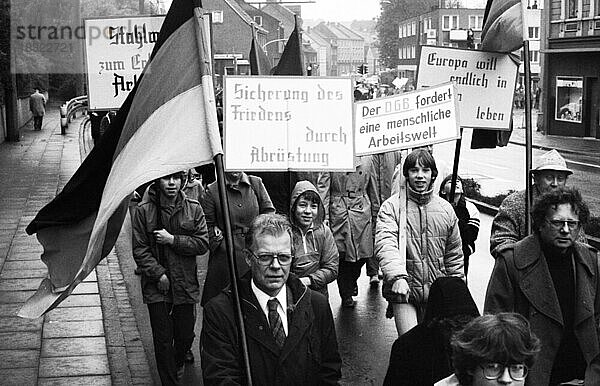 Der traditionelle Maiumzug 1982 der Gewerkschaften  Deutschland  Europa
