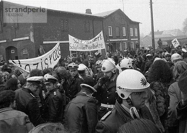 Die rechtsradikale Aktion Widerstand der NPD war eine bundesweite Antwort auf die Politik Willy Brandt auf Verstaendigung mit dem Osten im Jahre 1970. Diese erzeugten eine teils wuetende Reaktion linker Parteien und Gruppen bei den Au Auftritten von Alt-und Neonazis  DEU  Deutschland  Bonn  Hamburg  Essen  Europa