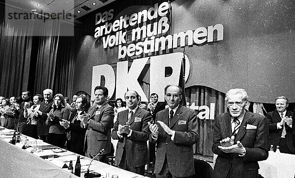 Der Parteitag der Deutschen Kommunistischen Partei (DKP) am 1. -4. 11. 1973 in Hamburg. . Max Reimann  Kurt Bachmann  Gerd Deumlich  Herbert Mies  Hermann Gautier  N. N. Rolf Priemer  Uwe Knickrehm  N. vorn von rechts  Deutschland  Europa