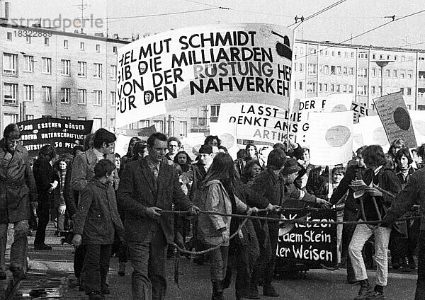 Ca. 5000 Menschen  meist Schueler und Studenten kamen in Essen am 05. 02. 1972 zur Aktion Roter Punkt um gegen Erhoehung der Fahrpreise zu demonstrieren. Ein Großes Polizeiaufgebot war zum Schutz des Nahverkehrs im Einsatz  Deutschland  Europa
