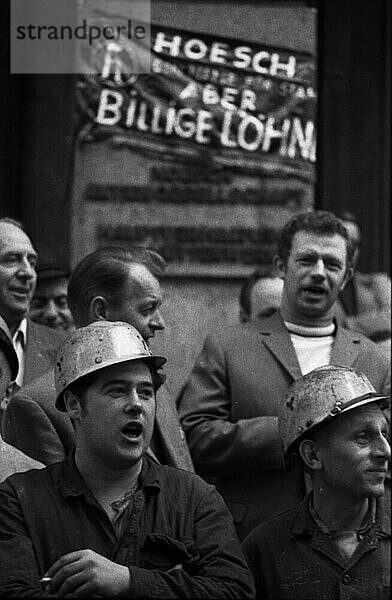 Mit einer Belagerung und zeitweiligen Besetzung der Hauptverwaltung der Hoesch AG am 11.9.1969 eroeffneten spontanstreikende Stahlwerker eine Serie von Streiks im Revier  Deutschland  Europa