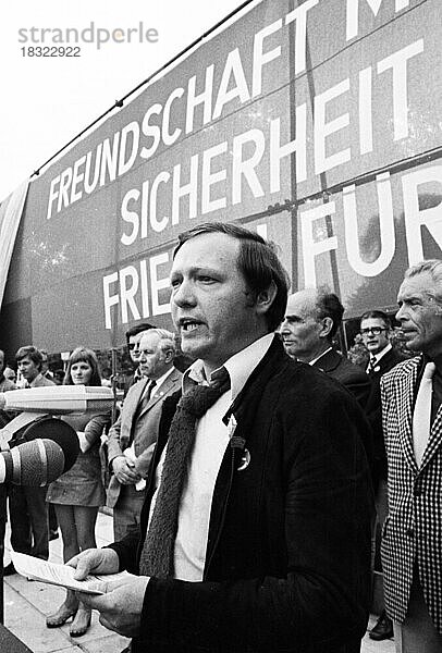 Der Besuch des sowjetischen Staats- und Parteichefs Leonid Breschnew in Bonn vom 18. -22. 5. 1973 war ein Schritt zur Entspannung des Ost-Westverhältnisses von Willy Brandt. Demo der Freunde und Gegner des Besuchs. DKP-Demo pro Breschnew  Deutschland  Europa