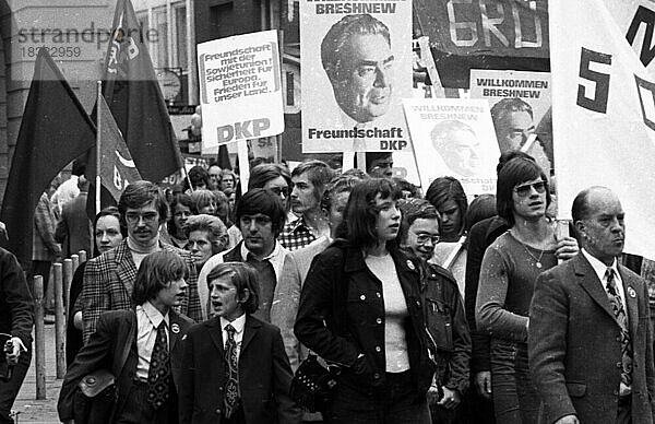 Der Besuch des sowjetischen Staats- und Parteichefs Leonid Breschnew in Bonn vom 18. -22. 5. 1973 war ein Schritt zur Entspannung des Ost-Westverhältnisses von Willy Brandt. Demo der Freunde und Gegner des Besuchs. DKP-Demo pro Breschnew  Deutschland  Europa