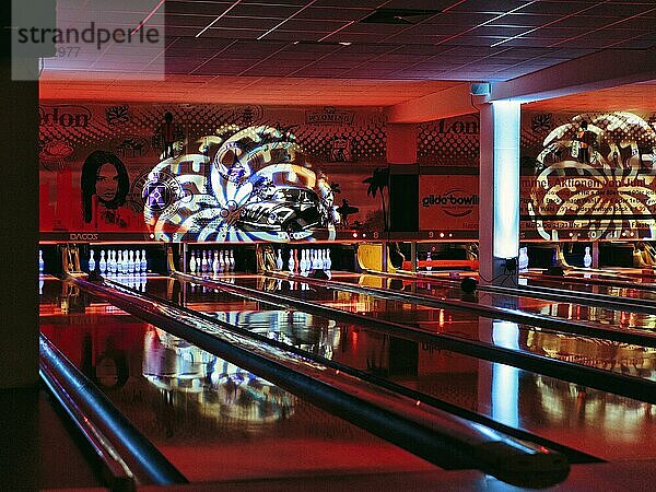Bunt beleuchtete Bowlingbahn  Bowlingcenter  Innenaufnahme  Deutschland  Europa