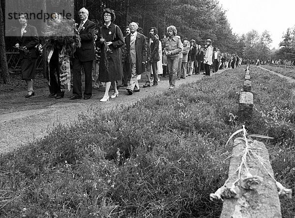 Die Ehrung der Kriegsopfer der Nazis auf dem Graeberfeld  unter ihnen zahlreiche Soldaten der Roten Armee der UdSSR  zum Antikriegstag am 30.08.1980 in Stukenbrock  Deutschland  Europa