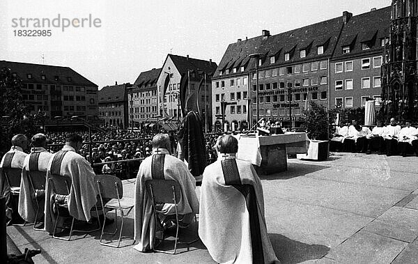 Jaehrlich begeht die Sudetendeutsche Landsmannschaft  hier am 27. 5. 1969 in Nuernberg  traditionell der Sudetendeutschen Tag  Deutschland  Europa