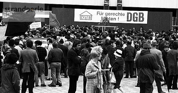 Mehrere tausend Mieter forderten  wie hier in Düsseldorf bei einer Kundgebung am 3. 10. 1969  einen Mietstop von den Vermietern  Deutschland  Europa