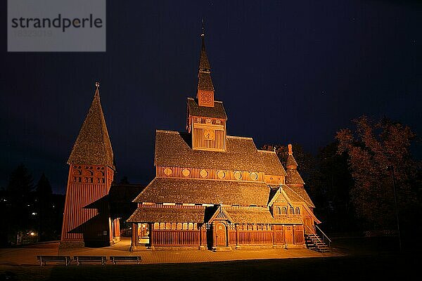 Nachtaufnahme der Gustav-Adolf-Stabkirche während blaue Stunde  Holzkirche  Dämmerung  Hahnenklee  Harz  Niedersachsen  Deutschland  Europa