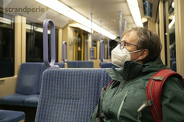 ältere Frau mit Mundschutzmaske  sitzt in U-Bahn  Corona-Krise  Stuttgart  Baden-Württemberg  Deutschland  Europa