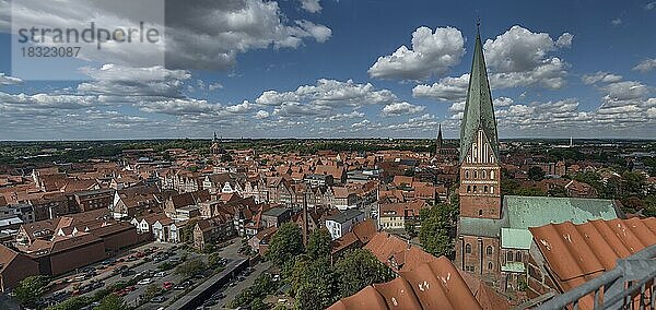 Panoramablick vom ehemaligen Wasserturm auf Altstadt mit den drei Kirchen  Lüneburg  Niedersachsen  Deutschland  Europa