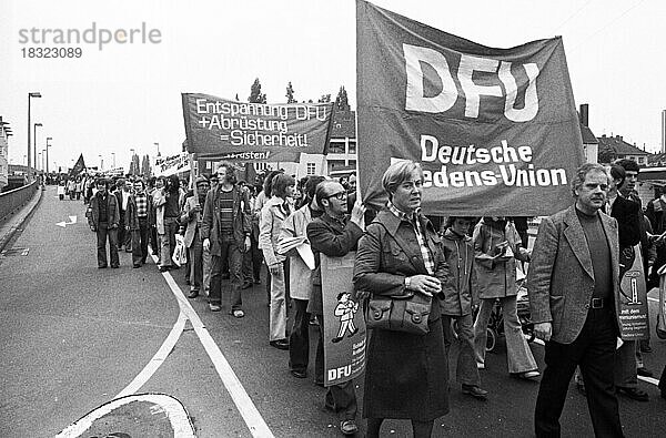 Zu einer Demonstration fuer Abruestung versammelten sich mehr als 40.000 Anhaenger der Friedensbewegung am 22.5.1976 in Bonn  Deutschland  Europa