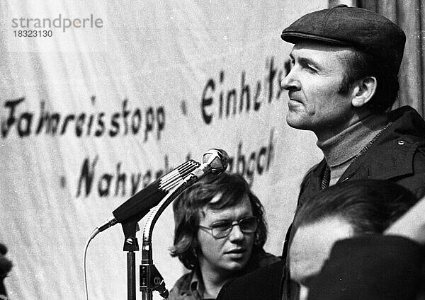 Gegen Fahrpreiserhoehungen bei Bahn und Bus wandten sich Demonstrationen vom 1.-5.4.1975 im Zentrum von Hannover  die unter dem Stichwort Roter Punkt traditionell wurden  Deutschland  Europa