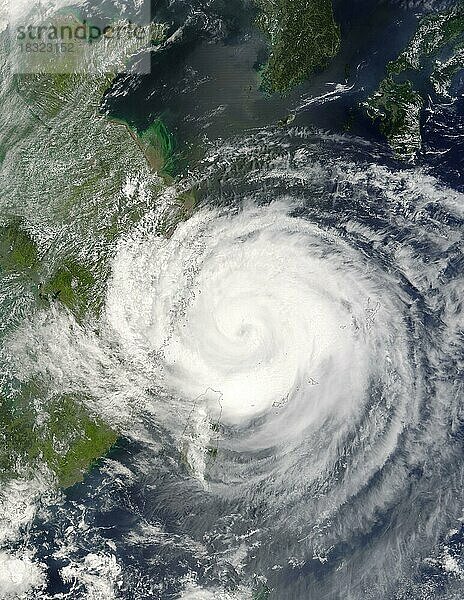 Das MODIS-Instrument an Bord des NASA-Satelliten Terra hat dieses Echtfarbenbild des Taifuns Rananim am 12. August um 2:40 UTC aufgenommen. Zum Zeitpunkt der Aufnahme dieses Bildes befand sich Rananim etwa 150 km nordöstlich von Taipeh  Taiwan  und hatte maximale anhaltende Winde von 90 Knoten mit stärkeren Böen von 110 Knoten. Rananim bewegte sich mit 13 Knoten in Richtung Nord-Nordwest  Asien