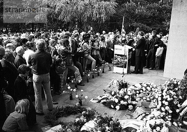Die traditionelle Gedenkveranstaltung Blumen fuer Stukenbrock  hier am 01. 09. 1973 dem Antikriegstag in Stukenbrock bei Bielefeld- wurden die NS-Opfer an den sowjetischen Kriegsfangenen geehrt  Deutschland  Europa
