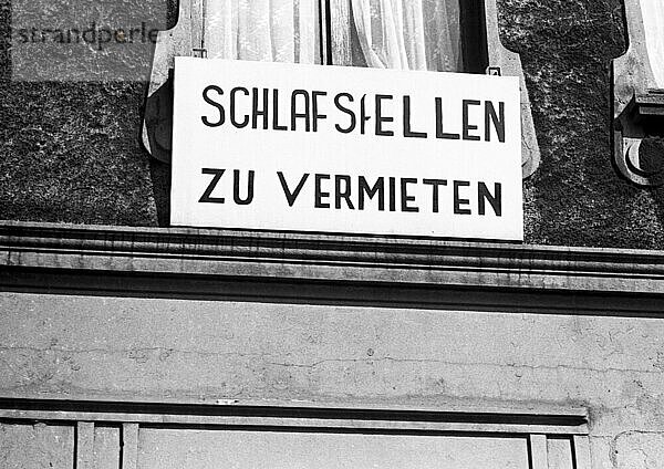 Schlafstellen zu vermieten verkuendet ein Schild im Dortmunder Norden  dahinter steckt 'Mietwucher mit Bruchbuden'  die dieses Foto am 13. 8. 1973 illustriert. Gastarbeiter sind die Mieter  die fuer ein Bett 90 DM zahlen und ein Zimmer mit mehreren teilen  Deutschland  Europa