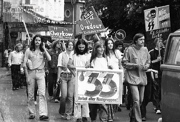 Gegen ein Treffen von Traditionsverbaenden der SS wandten sich vorwiegend junge Menschen demokratischer Jugendverbaende und Gewerkschaften im Juni 1981  Deutschland  Europa