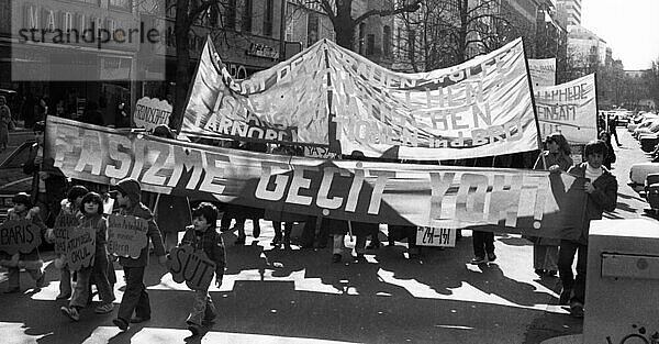 Die Lohngleichheit war eine der Hauptforderung der Frauen zur Demonstration zum Internationalen Frauentag am 08.03.1980 in Düsseldorf  Deutschland  Europa