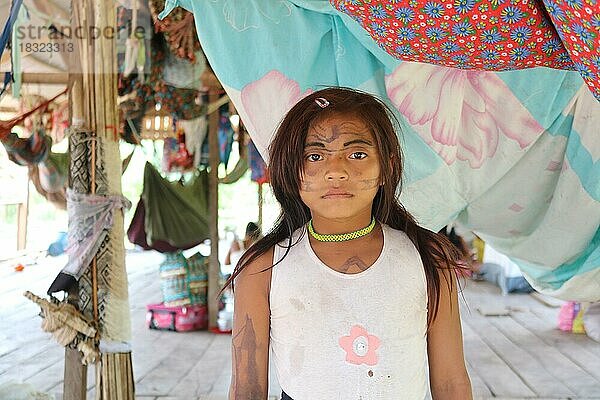 Indigenes Volk  junges Mädchen der Ureinwohner Huni Kuin trägt traditionelle Gesichtsbemalung in seinem Dorf im Amazonas-Regenwald  Acre  Brasilien  Südamerika