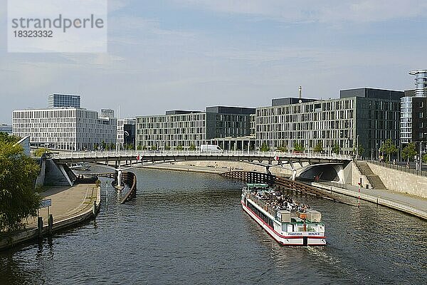 Ausflugsschiff auf der Spree  Bundesministerium für Bildung und Forschung  Berlin  Deutschland  Europa