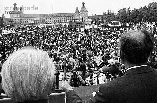 Der Besuch des sowjetischen Staats- und Parteichefs Leonid Breschnew in Bonn vom 18. -22. 5. 1973 war ein Schritt zur Entspannung des Ost-Westverhältnisses von Willy Brandt. Demo der Freunde und Gegner des Besuchs. DKP-Demo pro Breschnew  Deutschland  Europa