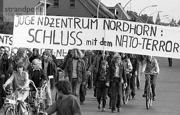 Umweltschutz  Entspannung  Abruestung  Fluglaermbeschraenkung und Verbot von Bombenabwuerfen sind die Ziele  die die Buerger und deren Sympathisanten durch Proteste fordern  wie hier am 11. 09. 1973 in Nordhorn  Deutschland  Europa