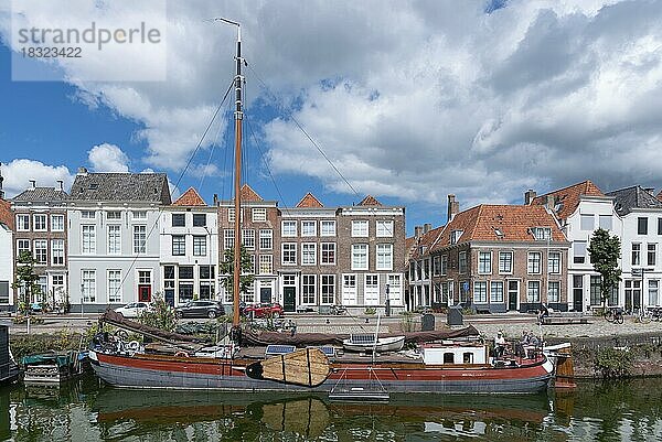 Stadtbild mit traditionellem Plattbodensegler am Bierkaai  Middelburg  Zeeland  Niederlande  Europa