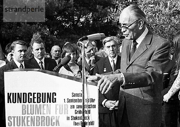 Die traditionelle Gedenkveranstaltung Blumen fuer Stukenbrock  hier am 01. 09. 1973 dem Antikriegstag in Stukenbrock bei Bielefeld- wurden die NS-Opfer an den sowjetischen Kriegsfangenen geehrt. Martin Niemoeller am Rednerpult  Deutschland  Europa