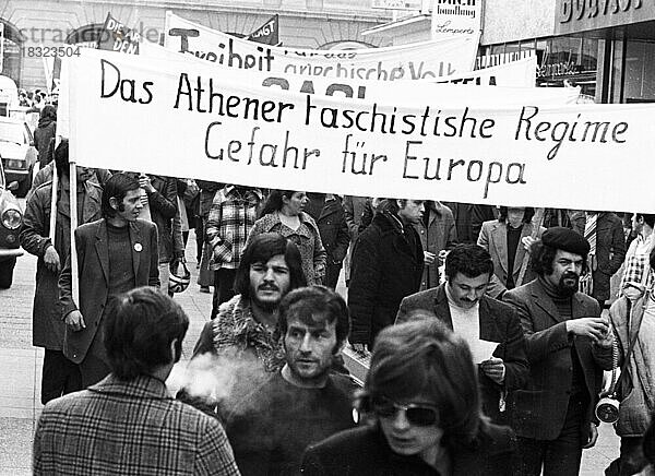 Griechen und Deutsche demonstrierten am 10. 3. 1973 in Bonn gegen die griechische Militaerjunta und fuer Freiheit in Griechenland  Deutschland  Europa