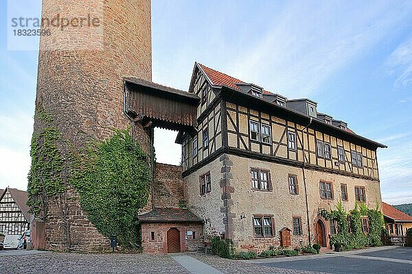 Historischer Hinterturm erbaut 1587 und Fachwerkhaus in Schlitz  Vogelsberg  Hessen  Deutschland  Europa