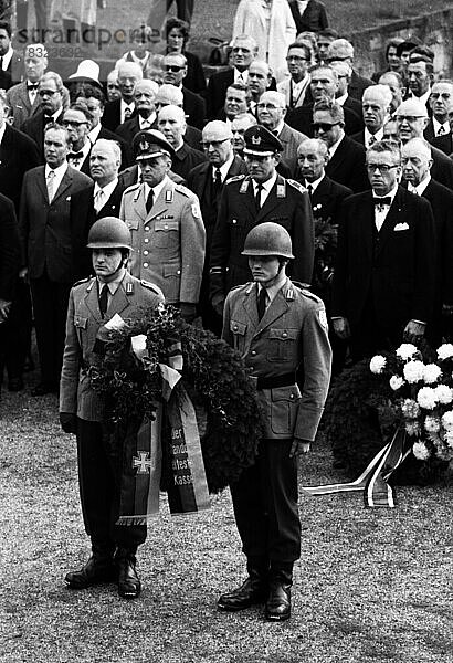 Hitlers Helden  die Ritterkreuztraeger der Deutschen Wehrmacht  hier bei einem Treffen in Kassel 1970  begingen ihr Treffen mit hoeheren Offizieren der Bundeswehr und Soldaten  Deutschland  Europa