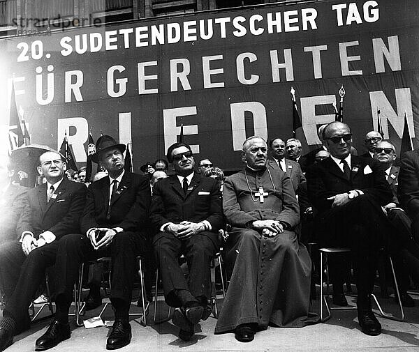 Jaehrlich begeht die Sudetendeutsche Landsmannschaft  hier am 27. 5. 1969 in Nuernberg  traditionell der Sudetendeutschen Tag  Deutschland  Europa