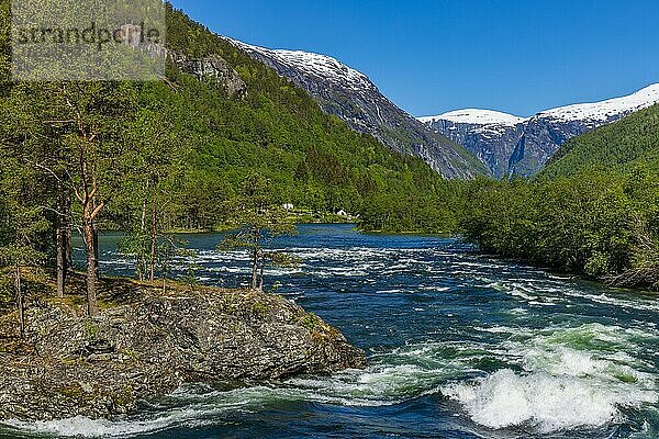 Fluss und Bergpanorama im Gudbrandsdalen  Norwegen  Europa