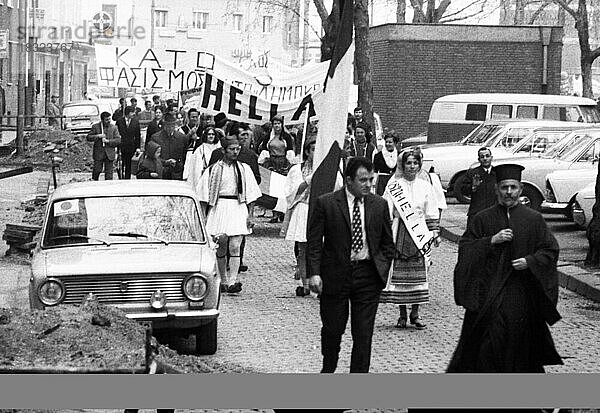 Eine Demonstration mit Folkloreelementen in Düsseldorf am 25. 5. 1971 gegen die Herrschaft einer Militaerjunta und fuer Demokratie in ihrem Lande von griechischen Gastarbeitern und Deutschen  Deutschland  Europa