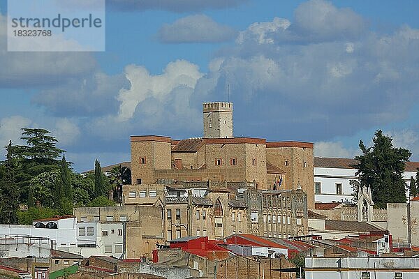 Blick auf Alcazaba mit Museo Arqueologico Provincial in Badajoz  Extremadura  Spanien  Europa