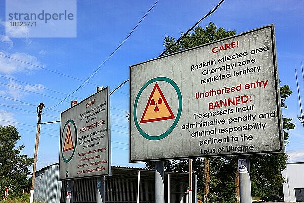Sperrzone von Tschernobyl und Pripjat  Hinweisschild auf die verstrahlte Zone  am Kontrollpunkt der Zufahrt  Kiew  Ukraine  Europa