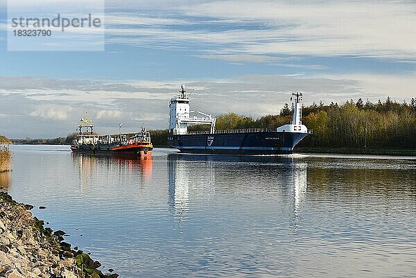 Frachtschiff überholt Saugbaggerschiff im Nord-Ostsee-Kanal  Schleswig-Holstein  Deutschland  Europa