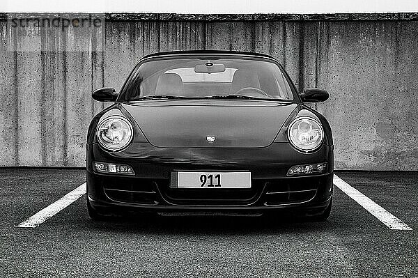 Schwarz-Weiß Foto Aufnahme Frontalansicht von Sportwagen schwarzer Porsche 911 997 1. Generation  Deutschland  Europa