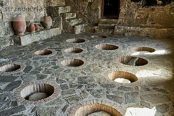 Weinkeller  in den Boden eingelassene Tongefäße zur Weinherstellung  Quevri  Kwewri  Amphoren  Klosterkomplex von Nekresi  Kachetien  Georgien  Asien