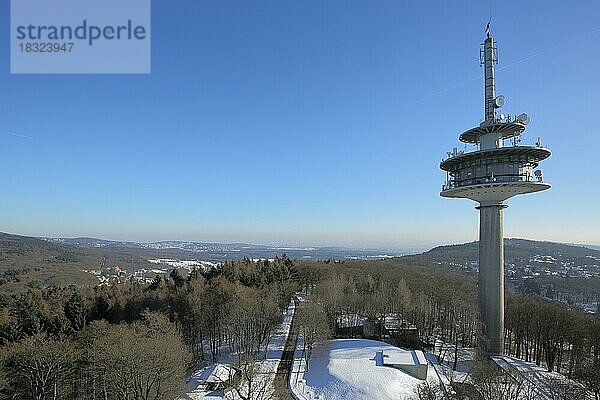Blick vom Aussichtsturm am Atzelberg 507m in Richtung Frankfurt  Hessen  Deutschland  Europa
