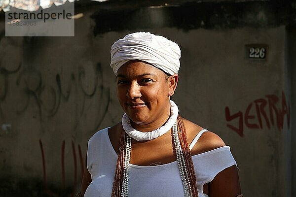 Afrikanische Traditionen in Quilombo  junge Frau mit afrikanischer Herkunft trägt Kleidung ihrer Religion Umbanda  Brasilien  Südamerika