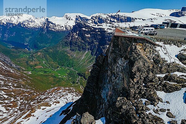 Drohnensicht mit Parkplatz am Aussichtspunkt Dalsniba über Geiranger  Norwegen  Europa