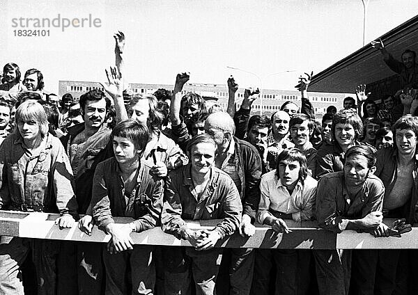 Auch zahlreiche Arbeiter der Opelwerke in Bochum- hier am 23. 8. 1973- beteiligten sich an den wilden Streiks  die im Ruhrgebiet viele Teile des Reviers erfasst hatten  Deutschland  Europa