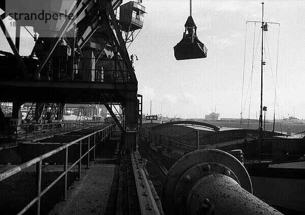 Das Stahlwerk Hoogovens in Ijmuiden  hier am 9. 11. 1971  plante eine Fusion mit der Dortmunder Hoesch AG  NDL  Niederlande  Europa