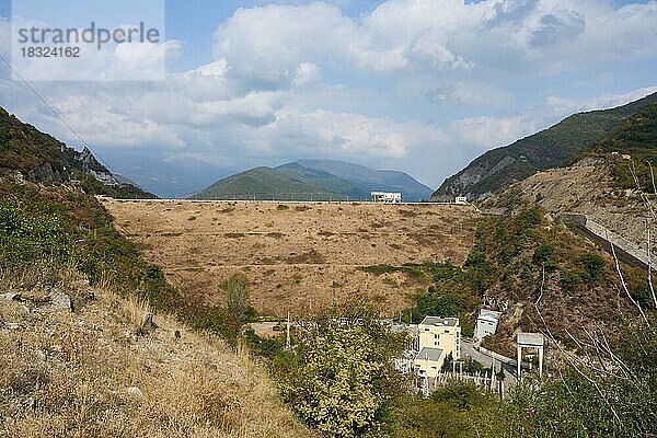 Staudamm von dem Stausee Jinwali  Zhinvali  Schinwali  Anlagen zur Stromerzeugung  gestaut wird der Fluss Aragwi  Region Mzcheta-Mtianeti  Kaukasus  Georgien  Asien