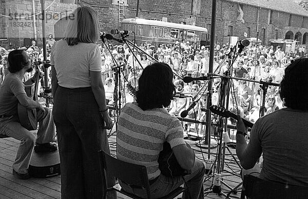 Die traditionelle Kulturveranstaltung Kemnade 76 bringt Deutsche und Migranten zusammen am 27.6.1976 in Hattingen  Deutschland  Europa