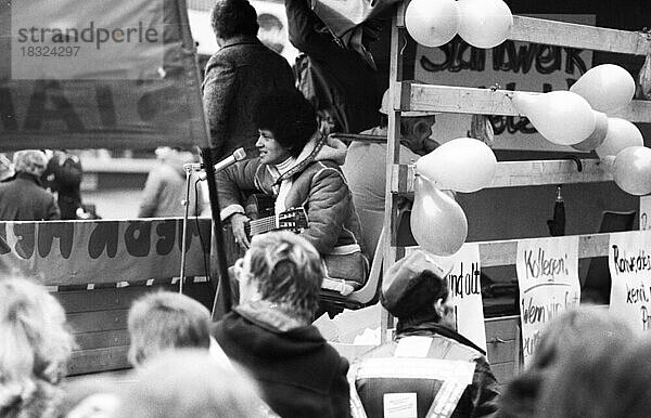 70.000 Stahlarbeiter  Gewerkschaften  Freunde und Angehoerige demonstrierten fuer die Erhaltung des Stahlstandortes der Hoesch AG und der Arbeitsplaetze am 28.11.1980 in Dortmund. Fasia  Deutschland  Europa