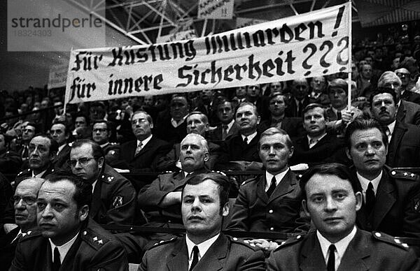 Der Protest der Polizei  hier im Jahre 1969 bei einer Kundgebung in der Halle und anschließender Demonstration in Bochum  zielte auf eine bessere Besoldung  Deutschland  Europa